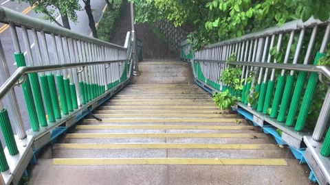 Heavy rain in the stream Vídeos de archivo 245351790