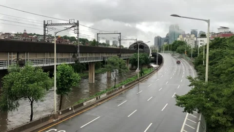 Heavy rain in the stream Vídeos de archivo 245352082