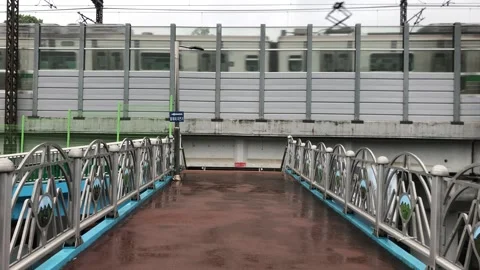 Heavy rain in the stream Vídeos de archivo 245354180