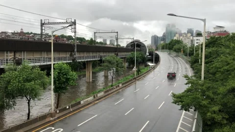 Heavy rain in the stream Vídeos de archivo 245356591