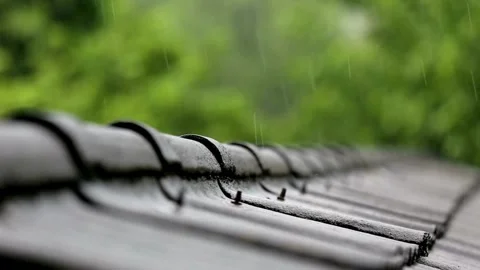 Heavy rain thunderstorm water dripping from roof of a house in day time. 스톡 동영상 336571002