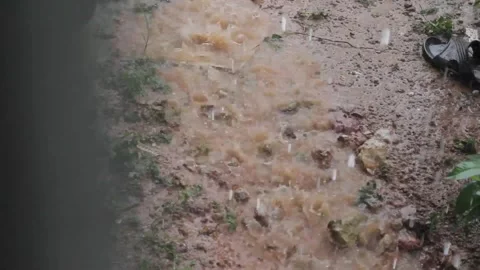 Heavy raindrops flowed Vídeo Stock 300419337