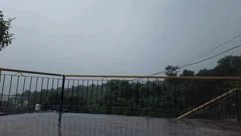 Heavy Rainfall: Causes, Effects, and Safety Tips During Extreme Downpours Video stock 314501105