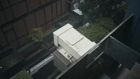 Heavy rainfall during a storm over an urban courtyard in bangkok, thailand 스톡 동영상 346345919