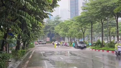 Heavy rains trigger flooding across parts of Hanoi, disrupting traffic, Hanoi, V Vídeo Stock 345711772