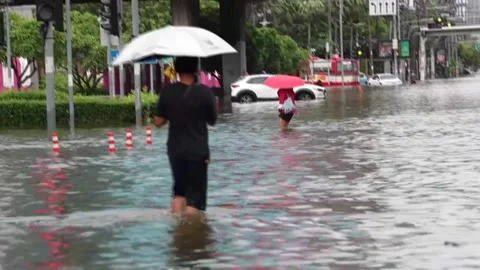 Heavy rains trigger widespread flooding in Bangkok, millions remain on alert, TH Stockbeeldmateriaal 346533288