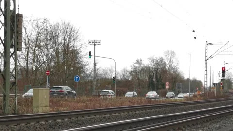 Heavy road traffic behind an empty railroad track Video stock 170388133