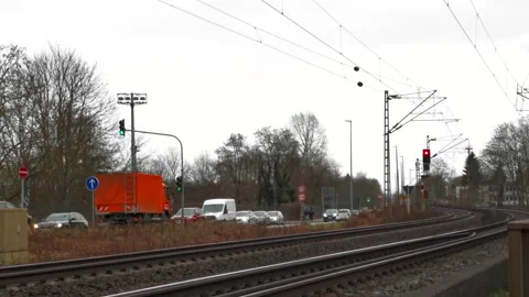 Heavy road traffic behind an empty railroad track Video stock 170388207