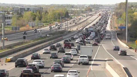 Heavy rush hour traffic jam and gridlock on highway heading home after work 库存影片 154148435