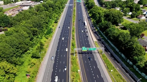 Heavy rush hour traffic moving along a busy highway with dense... Vidéo 340657920
