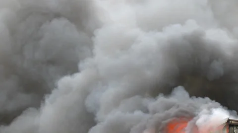 Heavy smoke from a structure fire Video stock 37927732