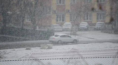 Heavy snow falling in city Stock Footage 67899427