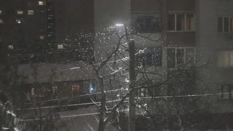 Heavy snow falling at night glitters near street lamp at the holidays Vidéo 118110583