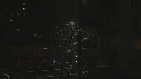 Heavy snow falling at night glitters near street lamp at the holidays Vidéo 118111291