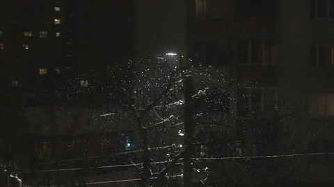Heavy snow falling at night glitters near street lamp at the holidays Vidéo 118111891