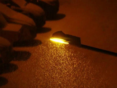 Heavy Snow Falling in a Streelight Vídeos de archivo 73548979