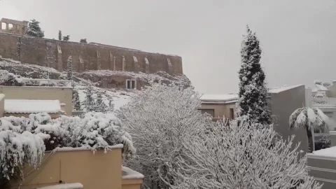 Heavy snow forces a day-long halt to vaccine program in Greece, ATHENS, GR - 16  Vídeos de archivo 203997626