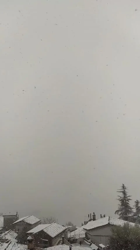 Heavy snow storm with view of tiled roofs of the italian town Vídeo Stock 147135887