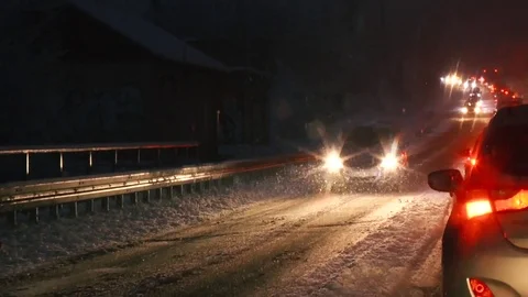 Heavy snowfall and dense traffic Видео 83535469