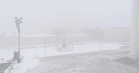 Heavy snowfall and wind around Tuomiokirkko in Helsinki Stockbeeldmateriaal 86319902