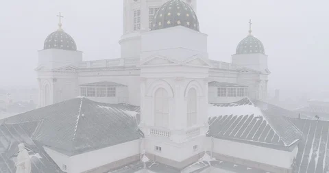 Heavy snowfall and wind around Tuomiokirkko in Helsinki Stockbeeldmateriaal 86320019