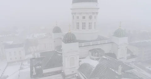 Heavy snowfall and wind around Tuomiokirkko in Helsinki Stockbeeldmateriaal 86320476