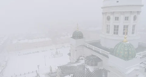 Heavy snowfall and wind around Tuomiokirkko in Helsinki Stockbeeldmateriaal 86320593