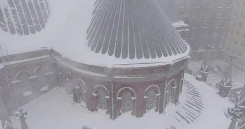 Heavy snowfall and wind around St. John's Church Stockbeeldmateriaal 86325227