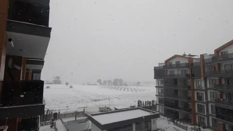 Heavy snowfall between the houses Video stock 150299329