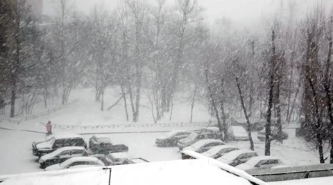 Heavy snowfall in the city Video stock 35173825