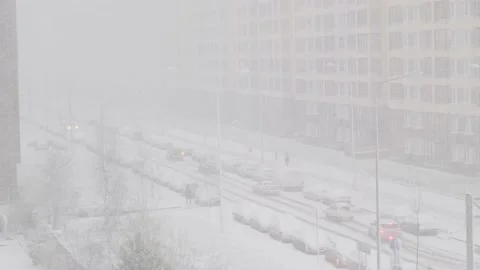 Heavy snowfall in the city Видео 144977220