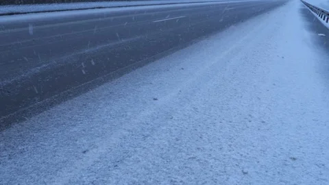 Heavy snowfall covers highway creating winter travel challenges Vidéo 301916722
