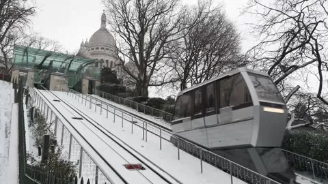 Heavy snowfall disrupts traffic in Paris, París, FR - 07 Jan 2026 Stock Footage 325853897