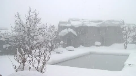 Heavy snowfall in front of a snow covered house Video stock 10787941
