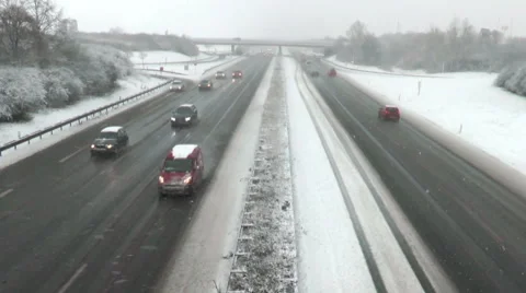 Heavy snowfall on German highway Vidéo 45591041