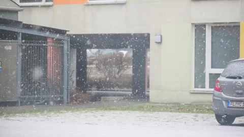 Heavy Snowfall Over A Parked Car By An Apartment Block Stockbeeldmateriaal 343447502