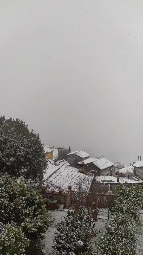 Heavy snowfall under the tiled roofs of an old Italian town of Veroli Vídeo Stock 147135982