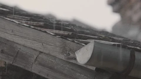 Heavy spring rainfall on tile roof 库存影片 307428836
