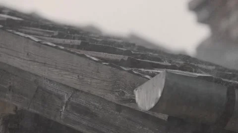 Heavy spring rainfall on tile roof 库存影片 307428848