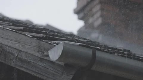 Heavy spring rainfall on tile roof 库存影片 307428866