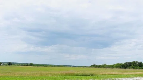 Heavy storm clouds hanging over Midwest prairie 스톡 동영상 40092238