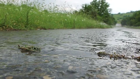 Heavy stormy rain on road, Flowing Raining water on the Road Видео 76643341
