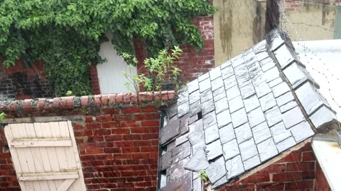 Heavy Summer Rain Falling On a Broken Slate Outhouse Roof In The United Kingdom 스톡 동영상 133806010
