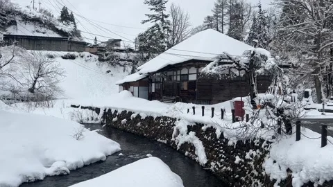 Heavy Thick Snow Winter Town Water Stream Ginzan Japan Vidéo 344964374