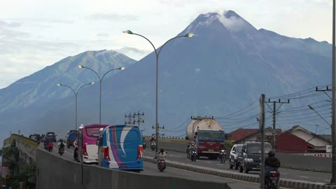 Heavy traffic along the flyover with mountain views. Video stock 171397409