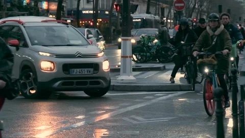 Heavy traffic on a bicycle path in slow motion on a rainy day in Paris Video stock 295587917