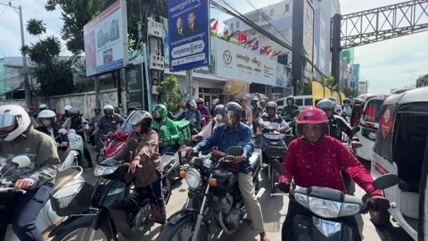 Heavy Traffic in Cambodia Video stock 253621159