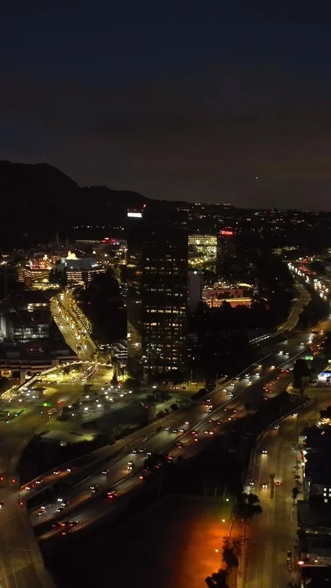 Heavy traffic on multilane freeway and city lights in urban neighbourhood. Studi Stock Footage 337414299