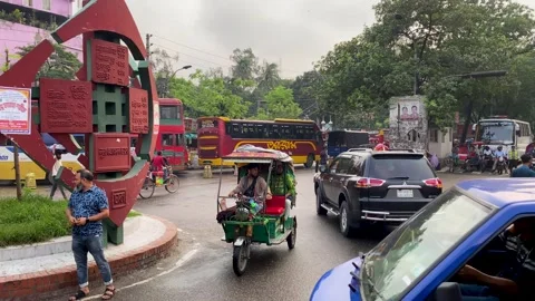 Heavy Traffic Navigating GPO Roundabout Near Gulistan In Dhaka City Stockbeeldmateriaal 345367328