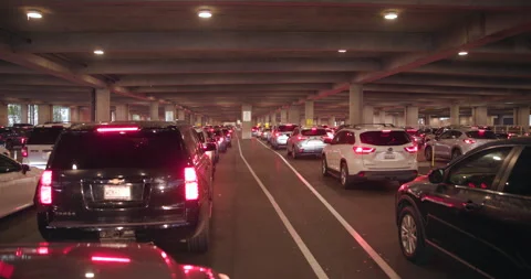 Heavy Traffic Queue at Major Theme Park Entrance in Anaheim, California Vidéo 337817483